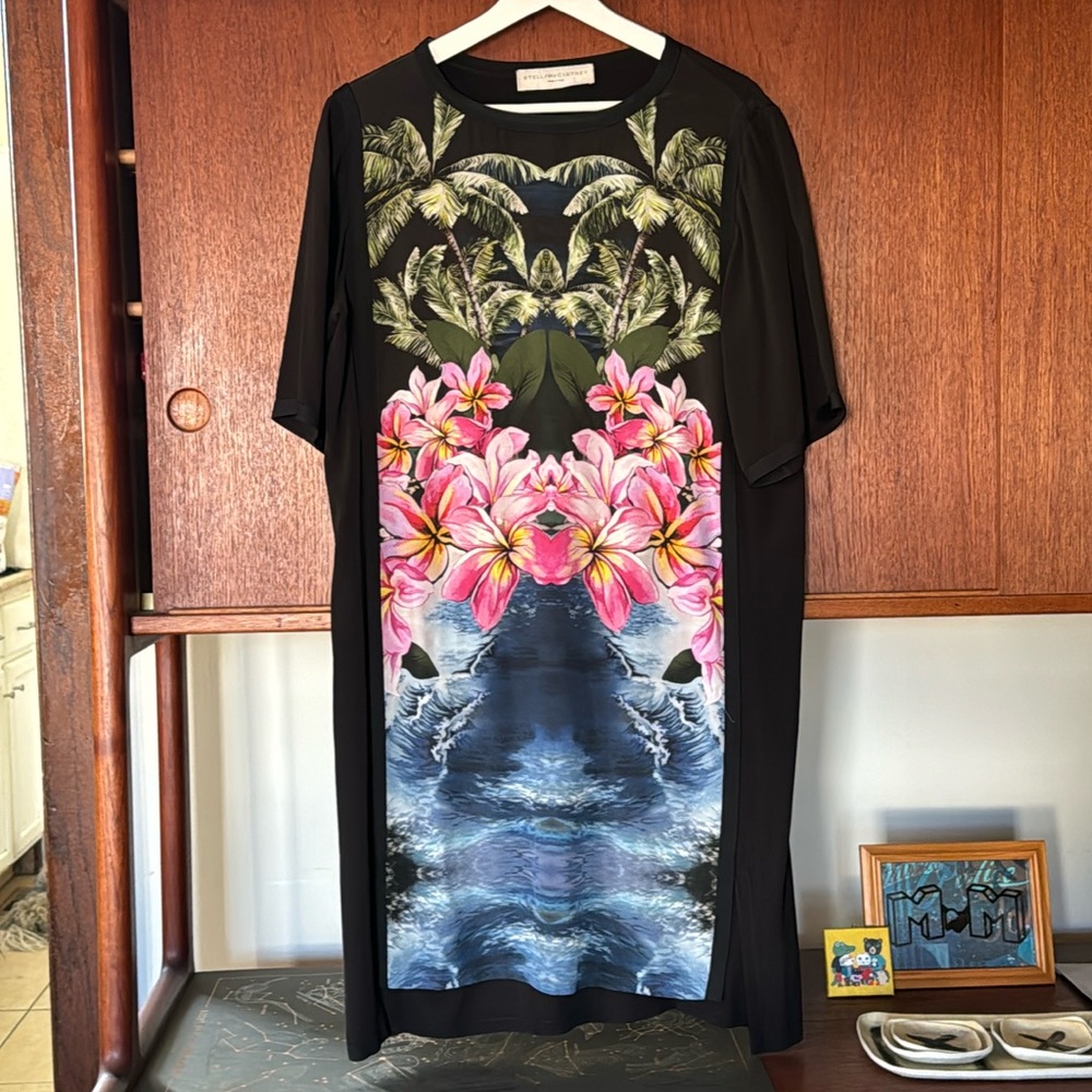 Stella McCartney silk short sleeve tropical/hawaiian printed knee-length dress.